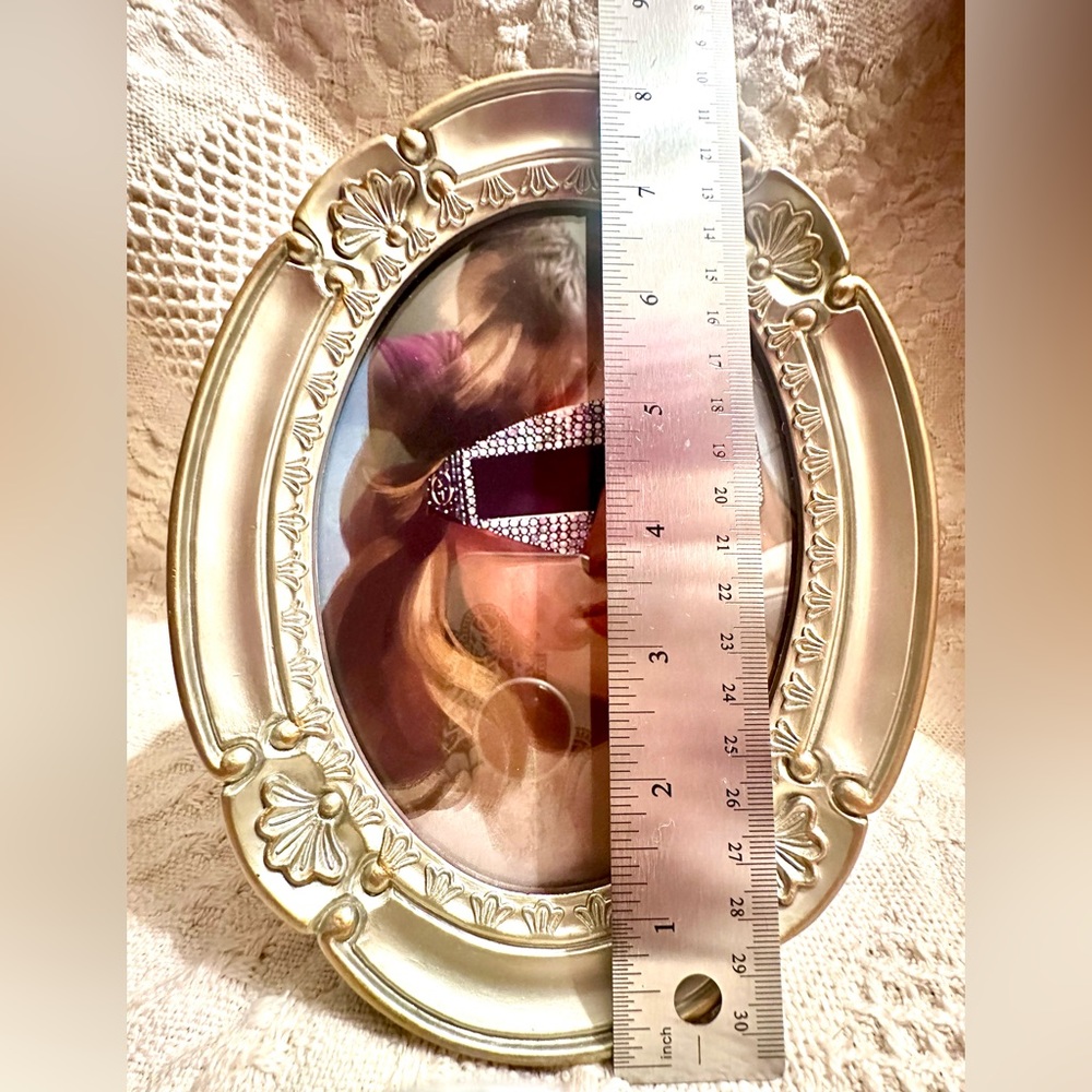 Vtg Decorel Heirloom 5 × 7
Oval Champagne Picture Frame… New - Picture 9 of 11